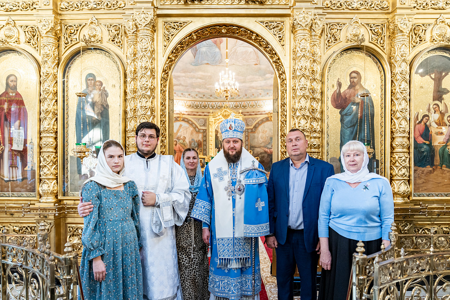 Архиерейское богослужение в праздник Успения Пресвятой Богородицы в Троицком кафедральном соборе Подольска